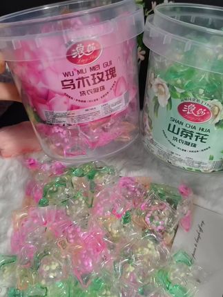 我的天呐,浪莎这次简直疯了,之前卖十四块九的,像这样九块九就能到手两桶,整整一百四十颗,哎,山茶花香搭配乌木玫瑰,那味道简直绝了。#好物推荐🔥 #洗衣凝珠 #浪莎洗衣凝珠 #清洁神器 #家居好物