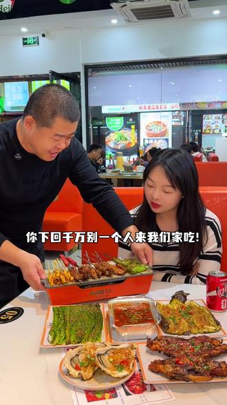 88爽吃大油边 五花 牛肉 小腰一大把串还有大生蚝鸡架等等! 谁再说宁波没有夜生活!东裕夜市这家店人嘎嘎多!#东北烧烤申请出战 #宁波美食 #宁波夜生活 #东裕夜市 #五一吃喝玩乐