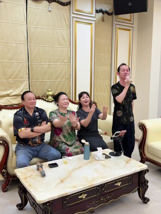 大家觉得搞屎棍九哥唱歌好听吗?#七十二家房客#气氛组#胜利双手创@八姑【七十二家房客】 @369吴家辉