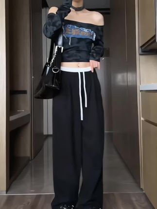 小孕妇们~早秋不要再穿牛仔裤和紧身裤了 试试这条简约大气拼色运动卫裤 也太舒适好看了 黑色嘎嘎显瘦显腿长 孕期就喜欢这样舒适的穿搭 日常出门产检都超爱穿#谁穿谁好看 #显瘦裤子 #运动裤 #百搭裤子 #谁穿谁好看