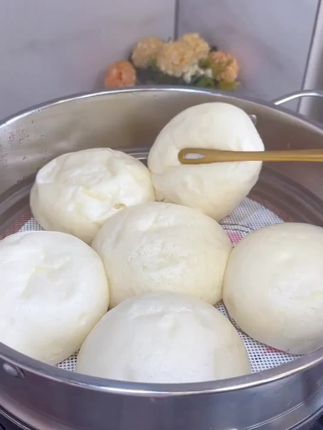 这个酒酿馒头,松软又细腻,还带有淡淡的甜酒香味,越嚼越香,家里大人小孩都爱吃#酒酿馒头 #早餐吃什么 #便宜又划算 #馒头
