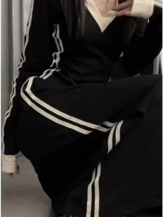 春秋时尚休闲气质赫本风米色V领条高级感显瘦女装连衣裙黑色长裙