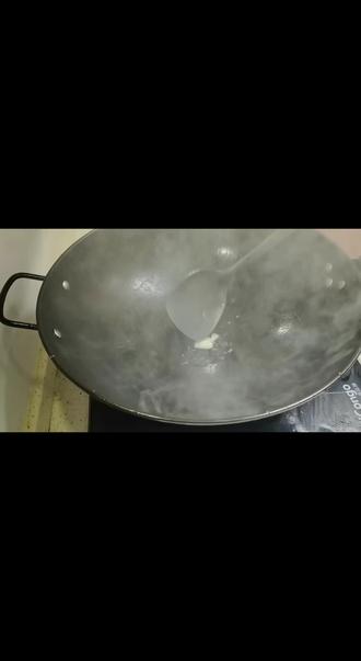 #晒出你亲手做的菜 谁懂啊!下班/带娃累到不想动的时候,一碗西红柿鸡蛋打卤面就是最好的治愈~
筋道的面条裹满酸甜的番茄鸡蛋卤,再撒上一把脆爽黄瓜丝,一口下去全是家的味道✨
简单又满足,这才是平凡日子里的小确幸呀!#晒出我亲手做的美食 #西红柿鸡蛋打卤面 #热门美食