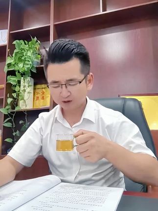 或许我们忙着赶路,隔着山海,少了日常寒暄;或许日子匆匆,各自忙碌,难得促膝长谈。但不必担心时光会冲淡默契,不用害怕距离会疏远心意。无论你在晨光里奔赴远方,还是在夜色中需要陪伴,回头望,我的问候永远都在。这份友情,早刻在岁月里,从未离开。#音乐 #阳光男孩 #治愈系笑容 #歌曲以为 #张崎山
