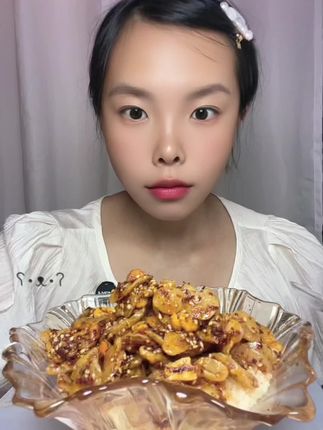 蚕豆酱盖鱼籽粥,好小众的说辞啊,剪辑20口左右,蚕豆片大,我吃的时候就想着死嘴,快嚼啊,嘴吧里要倒腾不开了,吃的我都想笑场了#抖音趣胃计划 #分享好物上热门