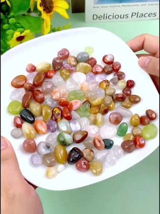 指尖捻起一捧斑斓,是时光揉碎的星河,藏在每颗五彩雨花石里。#五彩雨花石 #自然馈赠的浪漫
