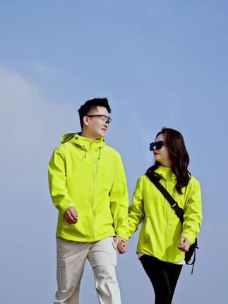 #早秋姐感穿搭气质顶满#【2025新款户外运动高质量五防百搭连帽软壳红色冲锋衣女款爆款外套】