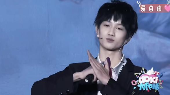 这个其实留在我的相册里已经好久好久了,每次看一遍都忍不住哭一小会(ಥ_ಥ)前几天把它剪出来,又哭了😭你说你想当一个毫不费力的人,这样真的很酷,可每每想到背后的那些努力、汗水和无数不为人知的苦楚被你通通咽下,还是会心酸,但更多的是感动和骄傲!你在我们面前永远是阳光的、帅气的、搞怪的、可爱的(虽然你自己不承认,总说是硬汉)......那些无措纠结敏感的内心被你隐藏起来,但我们在相处的点点滴滴中还是拼凑了完整模糊的你。在收到粉丝的来信时,臭屁自己的帅气,读完后依依不舍地小心地收起这份心意;得知是工作人员的来信,听到来自身边人的期许夸赞时,红了眼眶却还是活跃着场上气氛...你看啊,你总是这样,不想让身边人担心,一切都自己担着。我常常在影视剧看你,感知你的喜怒哀乐,想着你在我们看不见的角落是什么样的...但无论如何,独木桥的落寞你已经走过来了,还会走得更远更宽!“人生没有白走的路,没有过不去的坎,美好是经验,糟糕是经历,仅此而已。”,我希望你的未来一片光明,阳光灿烂,路上有粉丝有朋友,有欢声笑语,有璀璨前途!当然最后要开心~要幸福~要平安健康~嗯...还有帅气,暴富(你喜欢的哈哈哈)@敖子逸 期待你饰演的卢泽啊~肯定超级棒!兄dei😎 #敖子逸#向全世界安利 #一起走花路 #粉丝见面会#不限量心动 @DOU+小助手 @抖音小助手 @抖音创作小助手