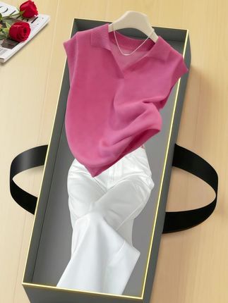 夏季新款女式针织上衣,时尚翻领设计,搭配灵动飞飞袖,无袖剪裁利落显瘦。简约款式百搭实穿,轻松穿出减龄感,是夏日穿搭的清爽选择。 #好看显瘦 #大码女装 #夏季穿搭 #谁穿谁好看系列 #穿搭 @抖加🔥上热门🔥dou+🔥热点宝 @DOU+上热门