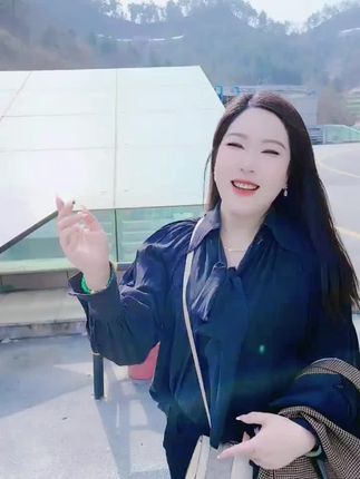 阳光正好,微风不燥,随手一拍都是大片感!🌞✨快来猜猜我在哪儿打卡?#看过来 #猜猜我在哪#对口型 #姐就是这么的酷 #助手抖音 #招牌笑容