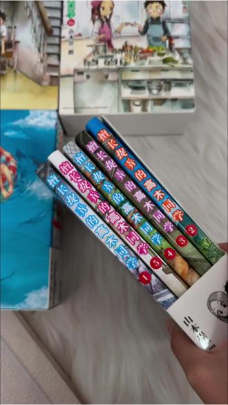 两套漫画带你看西片高木的恋爱史+婚后史~ 动漫迷们!你们期待已久的《擅长捉弄的高木同学》终于出书啦!!!快来看看吧~#擅长捉弄的高木同学 #长春出版社 #漫画