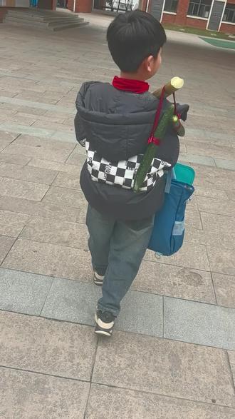 优秀的海小娃,甘蔗当扁担,扛着智慧放假喽!