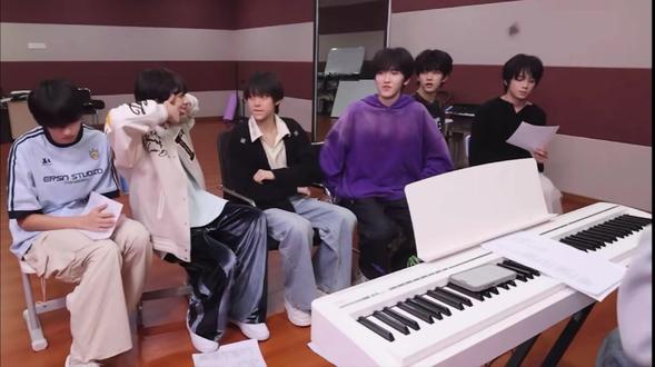 太喜欢橹橹唱的时候队友的氛围啦!#王橹杰唱歌 #养成系 #适合不适合