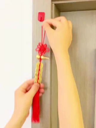 家里一定要放一个这样的黄铜葫芦,因为它有着非常好的寓意。葫芦谐音福禄,象征着平安幸福、和谐美满、富贵安康。把它放在家中,可以营造出浓厚的传统节日氛围,而且还是手工编织的中国结,特别好看!喜欢的朋友赶紧点击下方链接抢购吧!数量有限,售完即止!#书法国画 #好人好报 #多做善事多积德