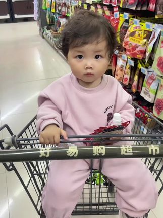 逛超市犯困的小宝宝😁#人类幼崽的日常 #宝宝逛超市 #婴幼儿服饰 #养娃