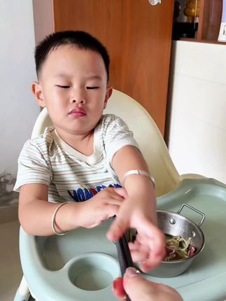 孩子跟你抢筷子,一定要抓住这个信号,给他安排虎口训练筷子,用了好几款还是这个最实用#儿童筷子 #虎口训练筷 #好用神器