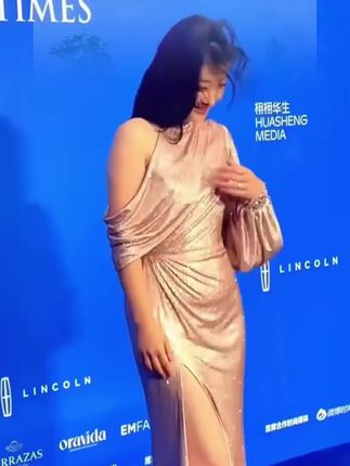 姐妹们,这款可以反着戴的发箍,轻松高炉顶#发箍这样戴好美 #夏日必备 #高炉顶#发箍 #发饰