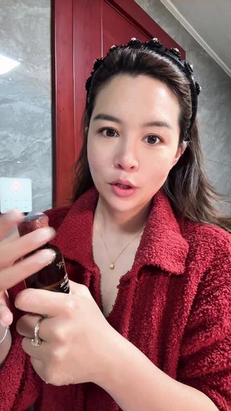 18岁你真的可以只用水乳 但是25岁以后一定要去用葡萄籽油 保湿紧致 抗皱提亮一瓶搞定 纯纯的植物精油没有添加过一滴水 小分子好吸收不油腻#法国葡萄籽油 #以油养肤 #精油 #自用好物分享