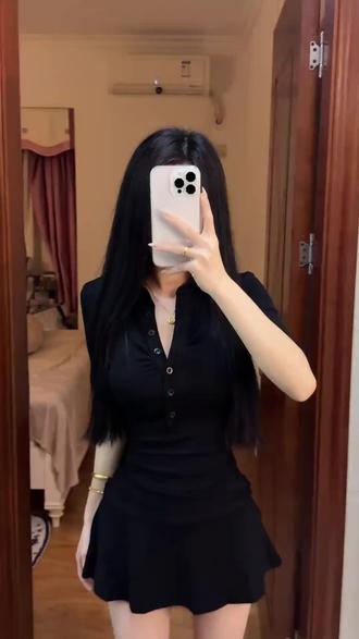 520龙牙童推荐【肌理叙事】辣妹黑色褶皱连衣裙运动风polo领收腰短裙