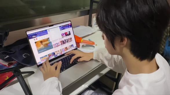 看完这段物料真的会忍不住落泪(╥_╥)。。。小杰大声唱!现在的你超过以前的你!
#王橹杰 #物料 #tf家族四代 #王橹杰四代惊鸿主唱