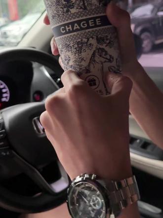 霸王茶姬抄袭喜茶?它只是把“不要脸”玩成了顶级阳谋 都说霸王茶姬一路“抄”到底:理念学星巴克,包装抄大牌,特调像喜茶。但为啥它“抄”成了,你“抄”就成不了?
因为它偷的不是别人的创意,而是这三个被验证过的“用户共识”👇
1️⃣ 星巴克logo的圆形=安全信任感
2️⃣ 大牌纹样=18块的“社交平替”高级感
3️⃣ 喜茶的形式≠产品逻辑(它只做减法)
听懂了,你就明白为什么用户根本不关心它抄没抄。
#霸王茶姬 #喜茶 #品牌设计 #商业思维 #奶茶设计