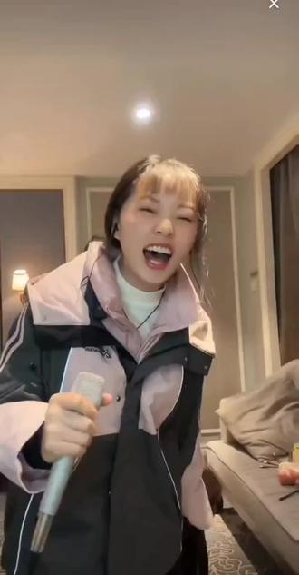 没事翻看黄琴以前直播的样子太可爱了,调皮丫头 ,@黄琴(28号早8点自然堂专场) 姐妹们,不见不散!