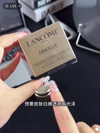 姐妹们,范思哲粉耀真的太好闻了!它就像一股甜甜的春风迎面扑来,让你瞬间感受到浪漫的气息。它的香味很独特,有一种温柔甜美的感觉,而且留香时间也很长,出门约会的时候喷上一点,一整天都会被香气包围着,非常适合女生用哦!快点击下方链接购买吧!#好物分享 #美妆好物