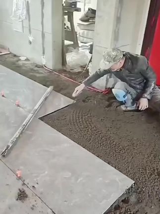 兄弟们,要想贴砖贴的快,必须平灰平的快,全新升级奥代平灰尺上市了,价格还是那个价格,质量就绝不是那个质量了。加粗加厚,型材承重两百斤,不弯曲不变形,背面自带水平,靠尺板板正正平灰侧平都可用。金胶条切口平平整整,严丝合缝平飞,效果一爬到底,一步到位。要想下班下的快,下方小黄车了解一下。