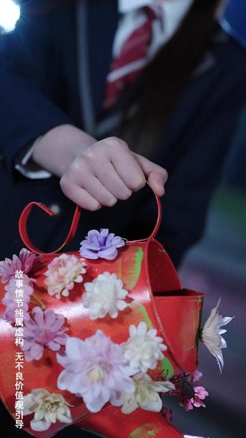 失散多年的女人是震慑三界的冥王,得知家人寻她后,便隐藏身份归家。却不知灵家早已破产,亲人残疯相依...#短剧 #短剧推荐 #六翼短剧 #抖音短剧新番计划 #掌公主下山太无敌了