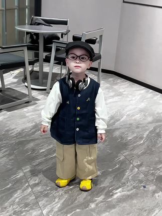 那一年 遇见你 甚喜之 这世界乱糟糟 而你就是妈妈的那束光 我们的浪漫藏在一日三餐朝夕相伴中 我永远享受养育你的过程 享受陪伴你长大的幸福 望你一生平安 健康喜乐 #萌娃穿搭 #复古穿搭 #复古港风 #男童穿搭分享 #潮童穿搭推荐