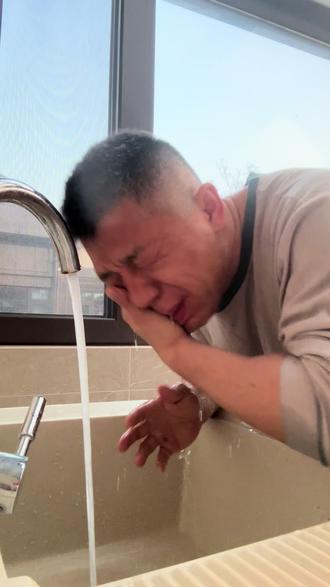 每天冷水洗脸洗头就是爽