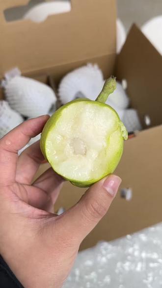 爱吃香梨的姐妹千万别错过这个新疆库尔勒直发的香梨,果肉细腻,脆甜多汁还特别新鲜,自己吃送人都很不错!!#梨 #香梨 #库尔勒香梨