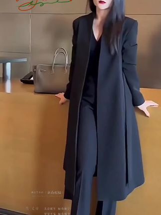 #秋天到了,衣柜里一定少不了这样一件风衣外套,经典时尚又百搭,随便怎么穿都好看,而且还是大码宽松版型,特别藏肉显瘦,轻松打造名媛气质。不管是逛街聚会还是上班通勤,穿上它都能让你更加自信美丽,喜欢的姐妹千万不要错过,赶紧入手吧!@DOU+小助手