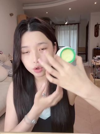 熬夜党救星来了!花间颂贴贴霜涂完像自带磨皮,暗沉脸秒变透亮,早上多睡10分钟全靠它~ #素颜神器 #花间颂 #护肤分享#花间颂贴贴霜#平价彩妆