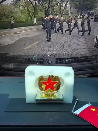 如果情怀有颜色,那一定是中国红!车内装饰新国风。#车载红旗摆件#汽车饰品#国旗摆件满满的爱国之心#迷彩青春