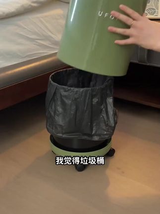 简约高颜值波点滚轮垃圾桶,新房家用大容量必备! #大容量垃圾桶 #家用垃圾桶 #高颜值垃圾桶 #简约垃圾桶 #波点垃圾桶