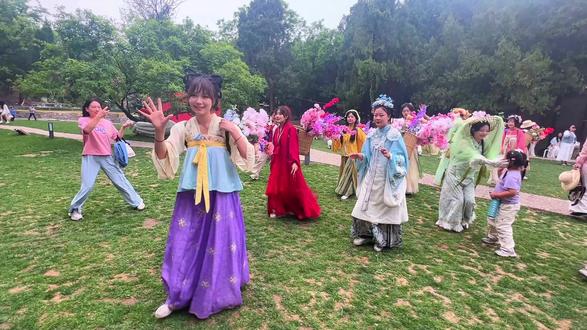 五一遛娃不知道去哪,来聊斋城阿狸牧场,和动物们来一场约会,在探索地宫的奥秘。#淄博五一游玩 #聊斋城五一狂欢 #淄博旅游攻略 #古风游园