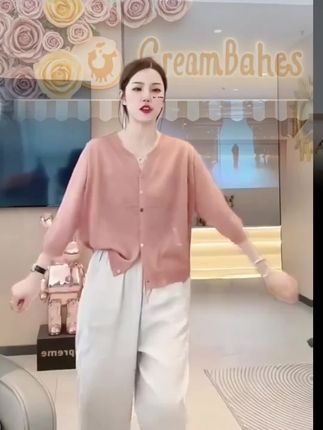 #高级感穿搭 #百搭上衣 #显瘦遮肉 #洋气小衫 #谁穿谁好看不分年龄段