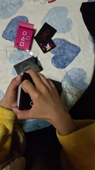 我很开心,买到了瑜慈限量版的顺子号,123456 瑜慈game限量版,一共出了456副,好巧不巧,我买到的竟然是第123副那么连起来就是123456,不知道这个是不是最大的呢?#瑜慈扑克牌 #瑜慈扑克 #花切新手 #花切开扇 #花切扑克牌