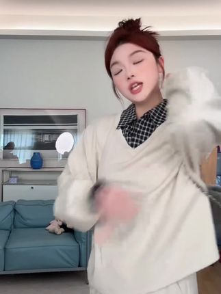 宝子们!【布朗日志】套装太绝啦~假两件格纹拼接卫衣+大口袋A字裙,宽松又藏肉,休闲感拉满,还特显腿长,早秋这么穿超合适~ #大码穿搭 #早秋秀场抄作业告别路人感 #OOTD穿搭 #被秋日氛围感穿搭拿捏了 #秋冬穿搭
