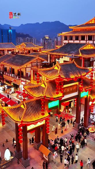 石桥火龙首次进入达川三里古街,六龙巡游 搭配火龙主题文艺表演,点燃达川年,腊月廿六晚(2月13日),相约达川三里古街南滨广场。 #云摄达州 #石桥火龙 #非遗传承 #三里古街 @DOU+小助手