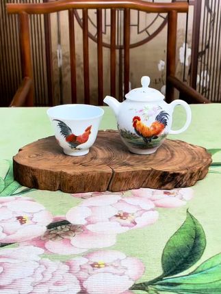 丹冠承露壶纳晨光珐琅彩公鸡纹茶壶 原来美好器物,真能把日子过成诗,连喝茶,都喝出了几分向阳而生的暖意。#珐琅彩 #公鸡 #景德镇陶瓷 #功夫茶具 #茶壶 @景德镇居妙尚