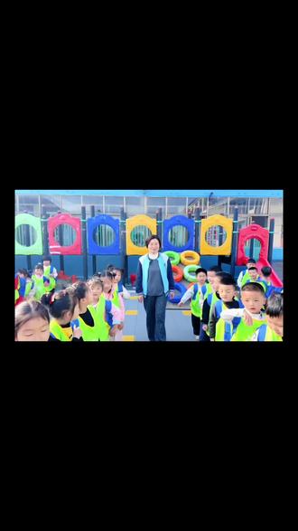 春风作伴,童趣满园。大手牵小手,一起去赴春天的约会。看孩子们奔跑的身影,是世间最生动的色彩。春游正当时,快乐无上限🌷