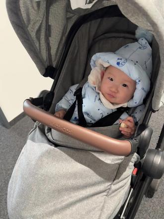 婴儿才是真正的语言大师💡 婴儿早期的语言习得(Early Language Acquisition)是认知科学、心理学和语言学交叉的核心领域。近几十年来,研究视阈从早期的“先天论与后天论之争”,逐渐演变为借助眼动追踪(Eye-tracking)、ERP等高科技手段,探索婴儿如何通过统计学习和大脑可塑性来解锁语言。
研究表明:刚出生的婴儿就已经具备了分辨世界上所有语言语音差异的能力,到了 6-12个月大时,婴儿的大脑会根据听到的母语环境进行“修剪”,逐渐失去对非母语语音的分辨力,转而精通母语。
婴儿在正式学会说话前,大脑已经在像超级计算机一样对语言进行“大数据统计”了。8个月大的婴儿就能通过计算音节之间的过渡概率(Transitional Probabilities),精准切分出哪些是“词汇”,哪些是“随机组合”。
婴儿学习语言不仅靠听,更极度依赖人际互动。大脑中的“社会门禁(Social Gating)”机制决定了只有真人交流才能激活语言学习系统。
#儿童语言训练 #语言 #实验室日常 #博士带娃 #学语言的宝宝