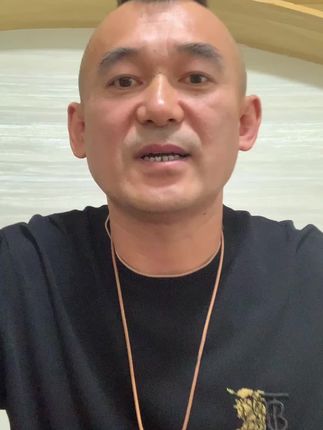 貔貅 爱玉爱生活,买玉找明哥!大家好!今天给大家分享一个新疆#和田玉 #籽料 的貔貅小把件大挂件!天然皮色,肉质细腻纯净无杂质,无美颜无滤镜#现场实拍 诚信经营#靠谱商家 值得信赖!