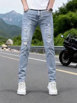 真维斯高端破洞牛仔裤,夏季潮牌首选。弹力小脚直筒版型,修身显瘦,轻松修饰腿型。轻薄透气面料,带来凉爽体验。个性破洞设计,增添时尚感,春秋季节搭配T恤或衬衫都很百搭,让你在街头轻松成为焦点。