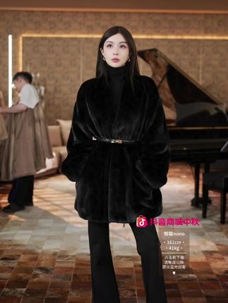 #女神穿搭 #高级穿搭 #休闲穿搭 #时尚气质穿搭 #高端大气 把冬日的矜贵穿在身上,这件水貂皮草外套就是最好的证明。丰盈毛针自带细腻光泽,贴肤触碰是云朵般的柔暖,无需复杂搭配,内搭一件简约针织裙,就能轻松撑起晚宴、年会的高端场合,举手投足都是藏不住的贵气