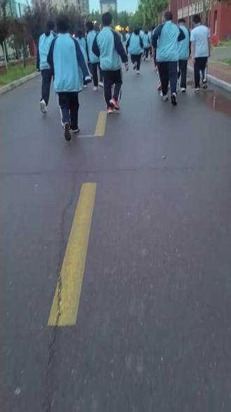 这时候不该活泼开朗吗?有啥丢人的?现在教育只是为了升学率吗?#校园群体生活