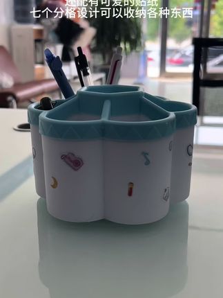 有笔就需要笔筒,这款笔筒有7个分格,可以收纳好多东西特实用 #笔筒#七瓣笔筒#发现好物 #旋转笔筒收纳盒 #旋转笔筒收纳盒