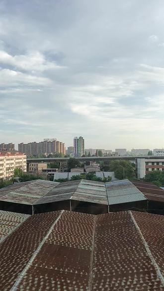 “巴威”来势凶凶,但,却很有善心。听说湖北7月6日已被“龙卷风”袭击了。它就不来湖北了。